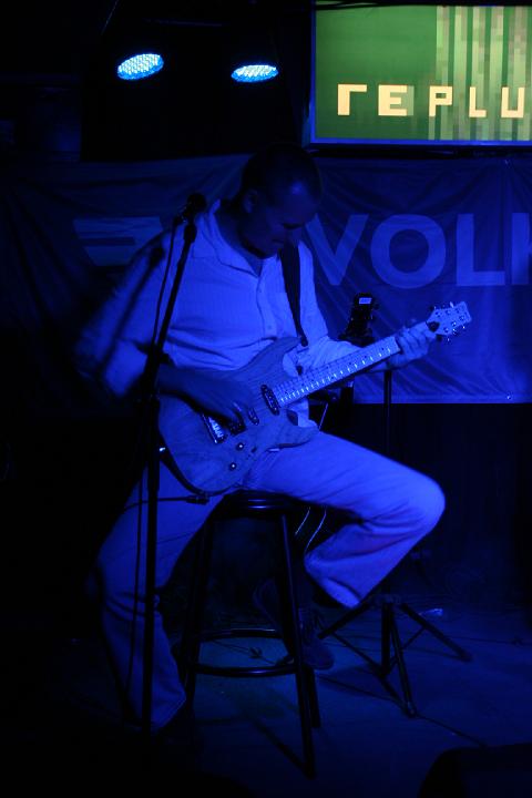 2008-11-28 M3_live at replugged 106.jpg